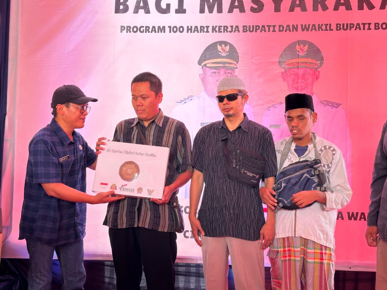 Pemkab Bogor Beri Bansos ke Penyandang Disabilitas dan gerobak usaha bagi Lembaga Kesejahteraan Sosial (LKS)