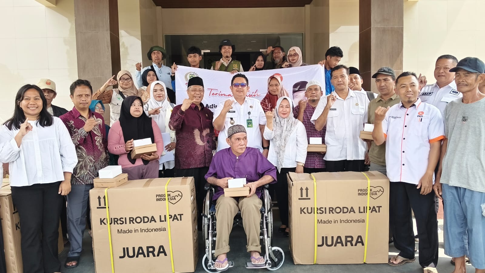 Penyerahan Kursi Roda