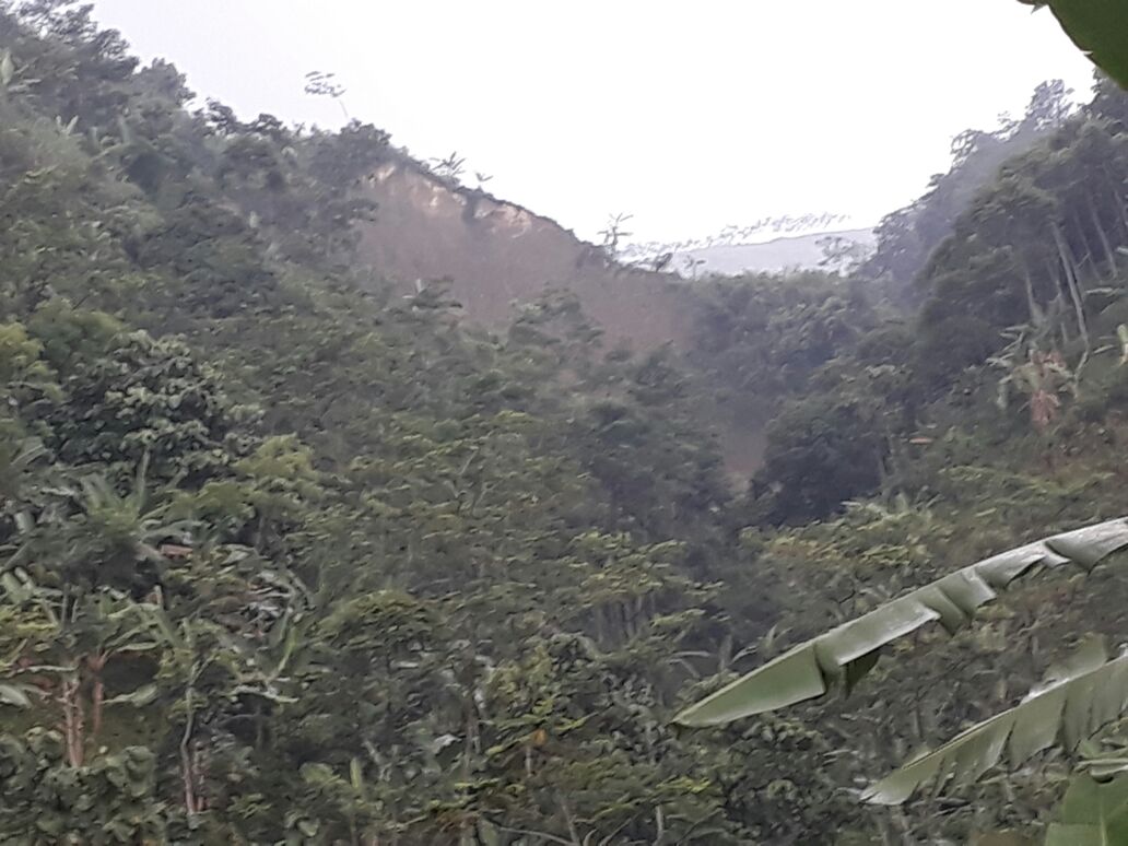 Retakan gunung cikoneng desa sukamkmur kec.Sukamkmur Kab.Bogor